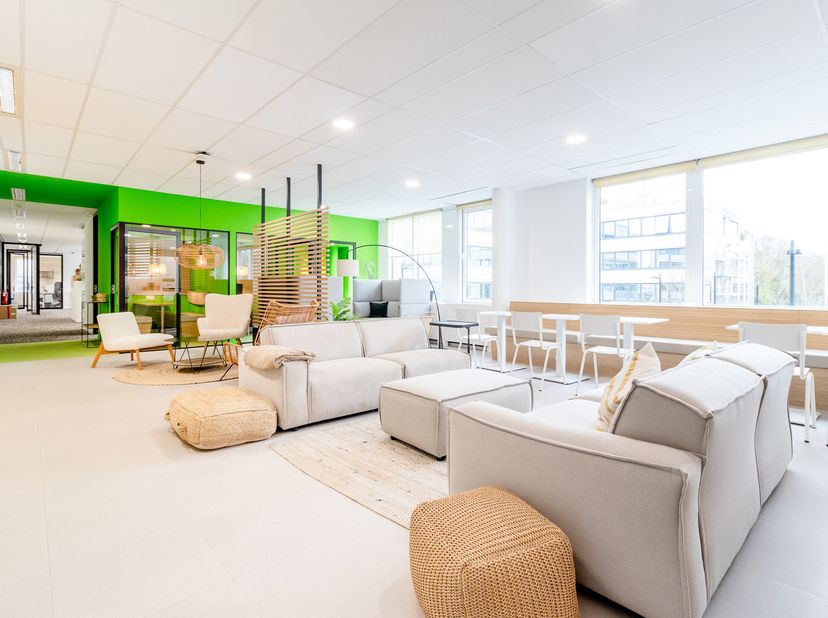 BUREAUX SUPERBEMENT AMÉNAGÉS au Zoning Nord - Clé sur porte !! Superbes de bureaux totalisant +- 350 m² Brut (communs inclus). Vous profitez de +- 300