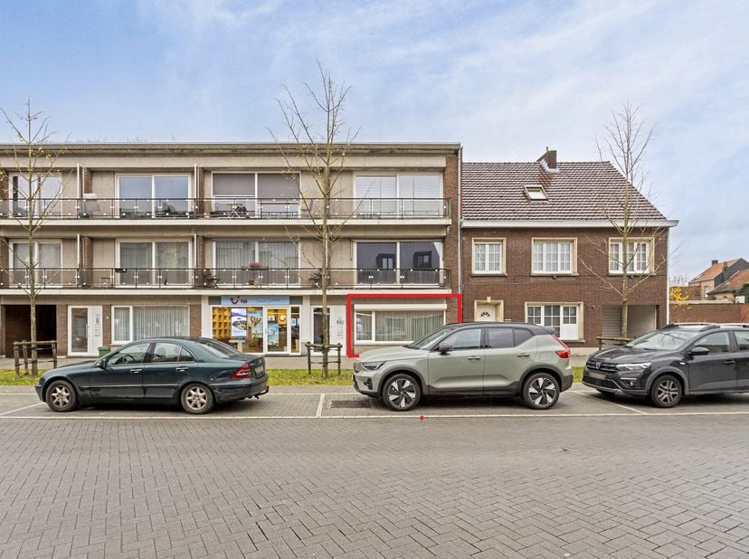 Appartement au rez-de-chaussée, situé dans le centre de Kasterlee. Les fenêtres de l&#039;ensemble du bâtiment ont déjà été rénovées. L&#039;appartement dispose