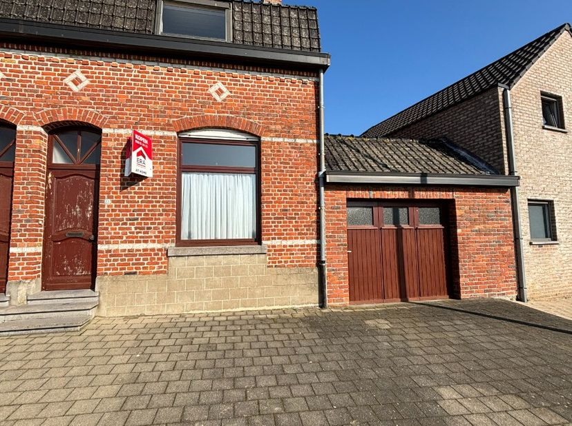 Ruime woning met garage en 3 slaapkamers te koop.Deze woning heeft 3 slaapkamers en een omheinde tuin. De garage, zolder en kelder bieden veel mogelij