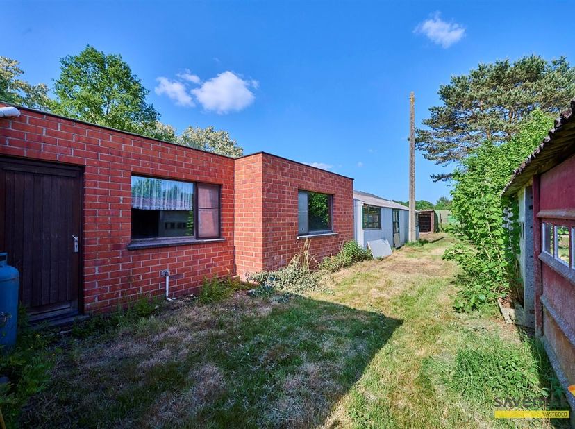 Rustig gelegen woning met veel grond en nog meer atelier-, hobby of werkruimte, zo kan je deze renovatiewoning best omschrijven.&lt;br /&gt;
Met de nodige l