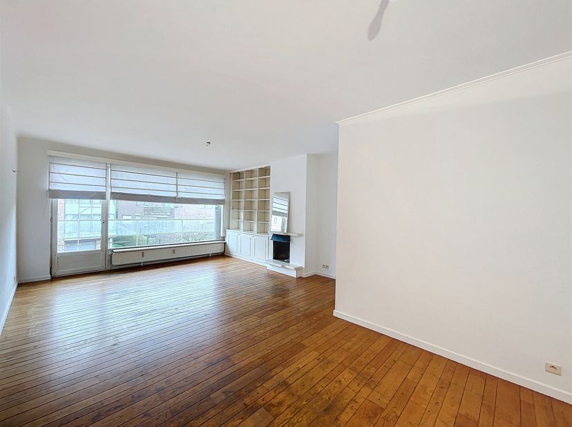 À deux pas du parc de Woluwe, situé dans une rue calme et verdoyante et au 2E étage dune petite copropriété avec ascenseur, splendide appartement 2 ch