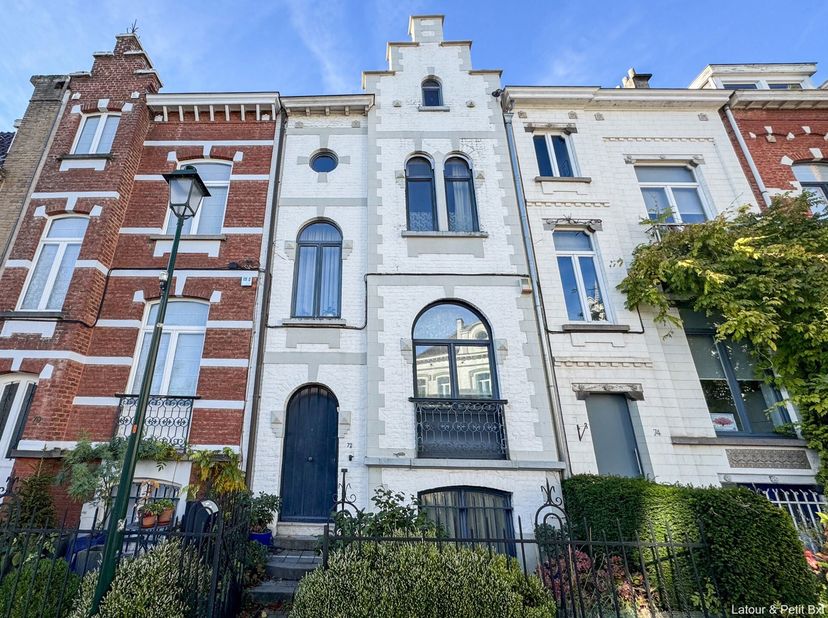 UKKEL - Ideaal gelegen op een boogscheut van het Parvis Saint-Pierre en zijn vele voorzieningen. Charmant WOONHUIS (3 slpk/1bad) van ±185m² met terras