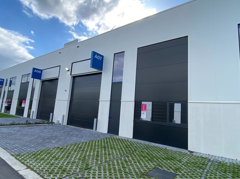 Nieuwbouw KMO-unit van 144 m² met een mezzanine van 35,2 m2 te huur.&lt;br /&gt;
Strategisch gelegen op het industrieterrein &#039;Genk-Noord&#039; in het centrum van