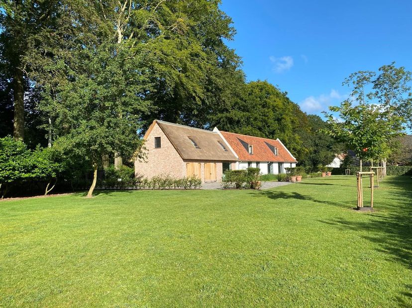 Deze schitterende woning biedt een perfecte mix van modern comfort en landelijke charme op een perceel van 2.676m². Met een bewoonbaar oppervlak van 4