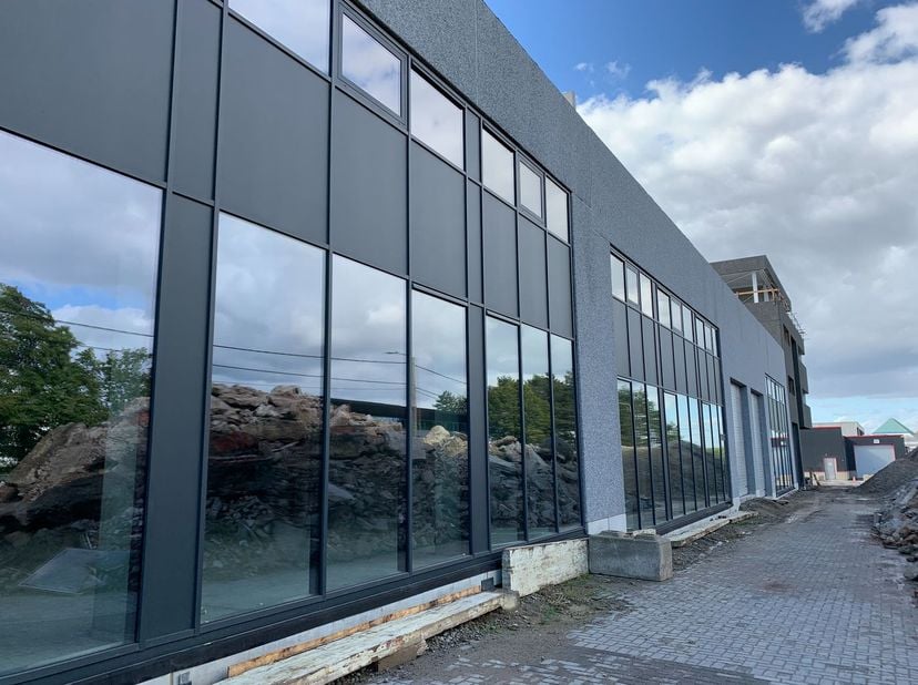 Nieuwbouw bedrijfsgebouw te huur met een oppervlakte van 1.101 m² bestaande uit 673 m² opslagruimte in combinatie met 214 m² showroom en 214 m² kantor