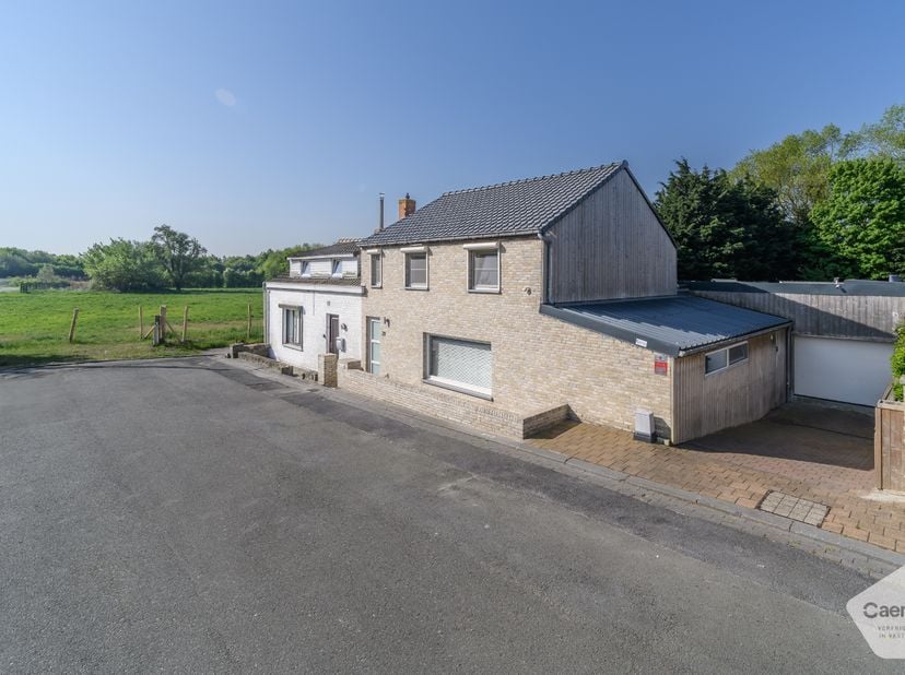 Vous recherchez une maison où vous pouvez emménager sans travaux ni soucis ? Cette magnifique maison familiale entièrement rénovée à Adinkerke est prê