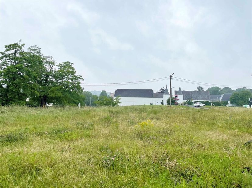 Visites réalisables sur rendez-vous 7J/7 au 0470/56.91.30. Un superbe terrain à bâtir de 6 ares 98 situé dans le village de Montignies-Saint-Christoph