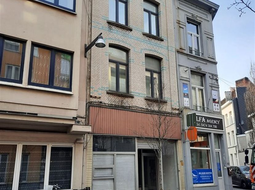 Een te renoveren handelspand.&lt;br /&gt;
Het pand is gunstig gelegen in een commerciële straat nabij Park Spoor Noord en het Stuivenbergziekenhuis.  Moment