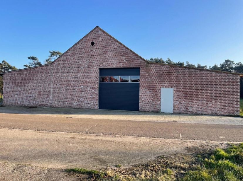 Vous cherchez un espace de stockage spacieux et bien situé ? À Kleineduinberg 4, 2470 Retie, dans une zone agricole tranquille, nous proposons à la lo