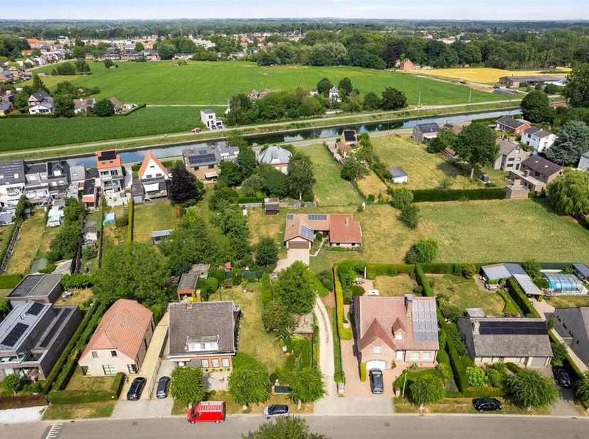 Ligging: In dit huis leef, werk en studeer je geluidsarm, zelfs in de tuin. Via fiets- en wandelpaden langs de Leuvense Vaart en weiden geniet je van