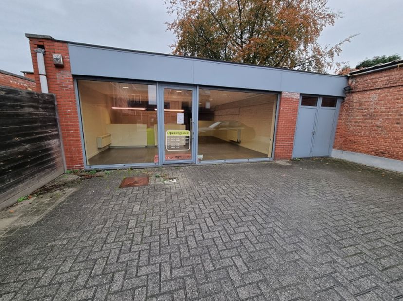 Propriété commerciale à louer dans le centre de Puurs.&lt;br /&gt;
L&#039;immeuble, très bien éclairé, est doté de fenêtres en façade, de parquet, d&#039;un plafond a