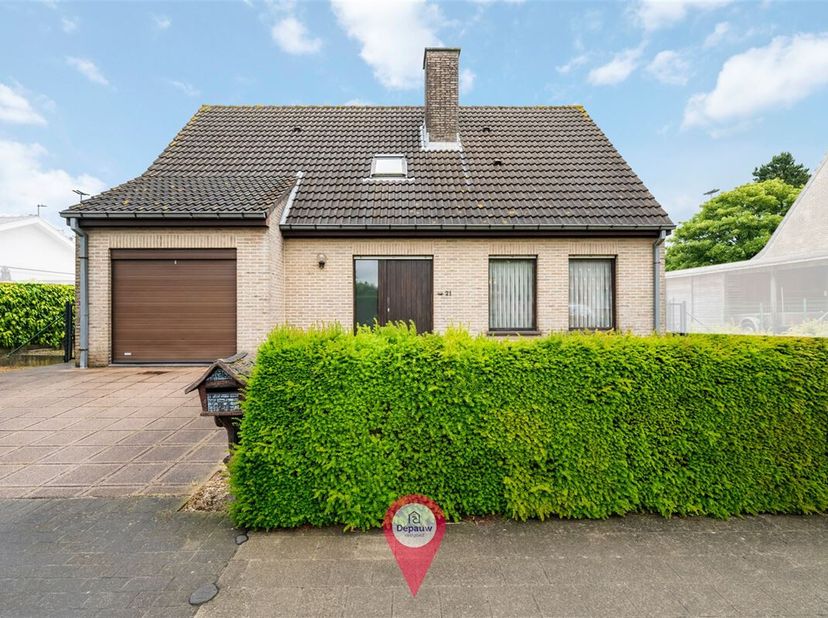 Deze stevige en vrijstaande woning is gelegen in Erkegem, op een boogscheut van Oostkamp centrum en vlakbij autosnelwegen. De woning beschikt over een