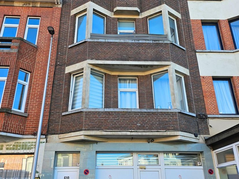 Immo Groot Leeuw vous présente ce magnifique appartement entièrement rénové, situé au 2ème étage d’un petit immeuble de seulement 4 unités. L’appartem