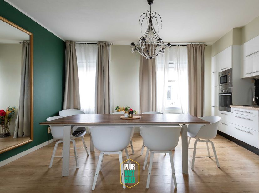 BUITENKANS! Deze leuke woning is opgedeeld in 3 entiteiten en is ideaal gelegen, pal in het gezellige centrum van Nieuwpoort-stad, op 10 minuten wande
