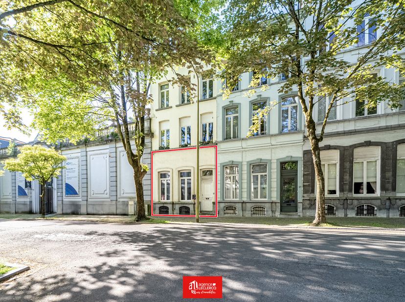Appartement au rez de chaussée avec un salon et salle à manger, cuisine équipée, 1 chambre, salle de bains, terrasse, jardin. Chauffage central gaz. Q