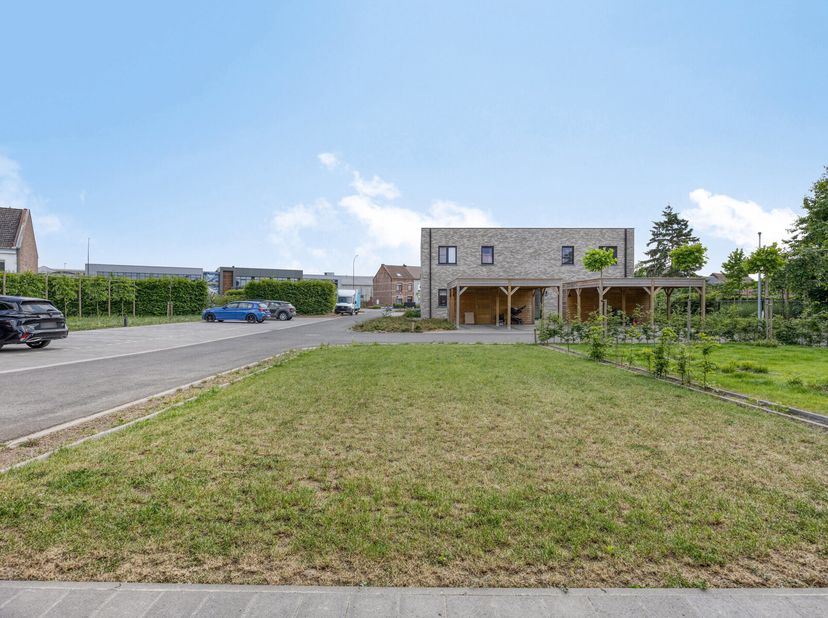 Gelegen in Bree, tussen de stadskern en het kanaal, vind je dit gelijkvloers appartement met 2 slaapkamers. Het is voorzien van centrale verwarming op