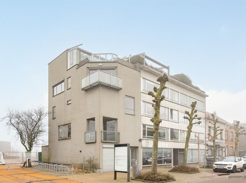 Deze unieke woning is indrukwekkend en biedt een royale bewoonbare ruimte van maar liefst 224m². Deze woonst is ideaal voor grote gezinnen of gezinnen