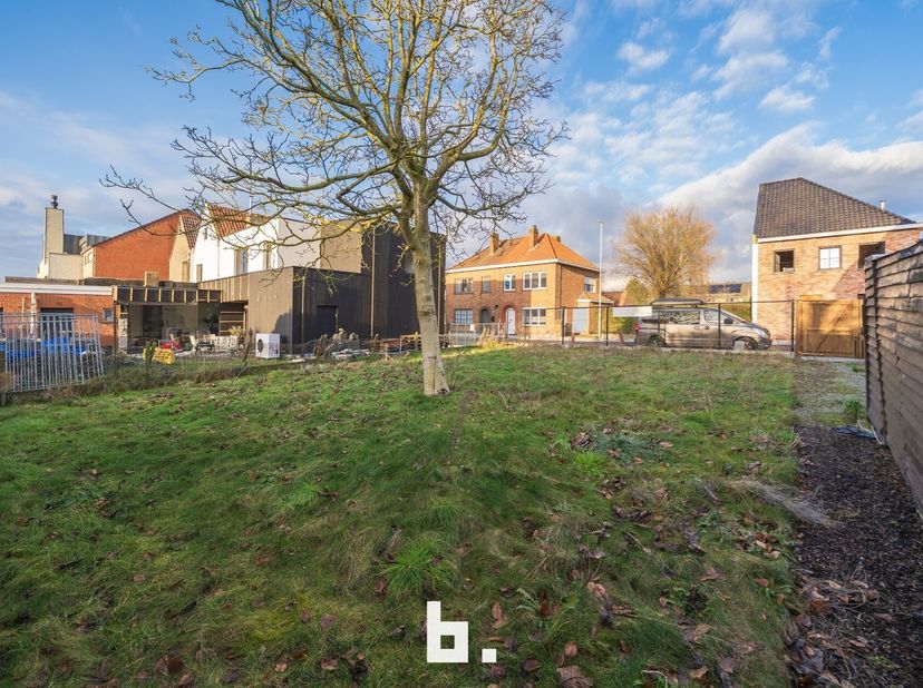 Dit perceel bouwgrond bevindt zich in het mooie Varsenare. Het perceel omvat 257 m² en is ideaal om te wonen. Er zijn vergunde plannen voor het bouwen