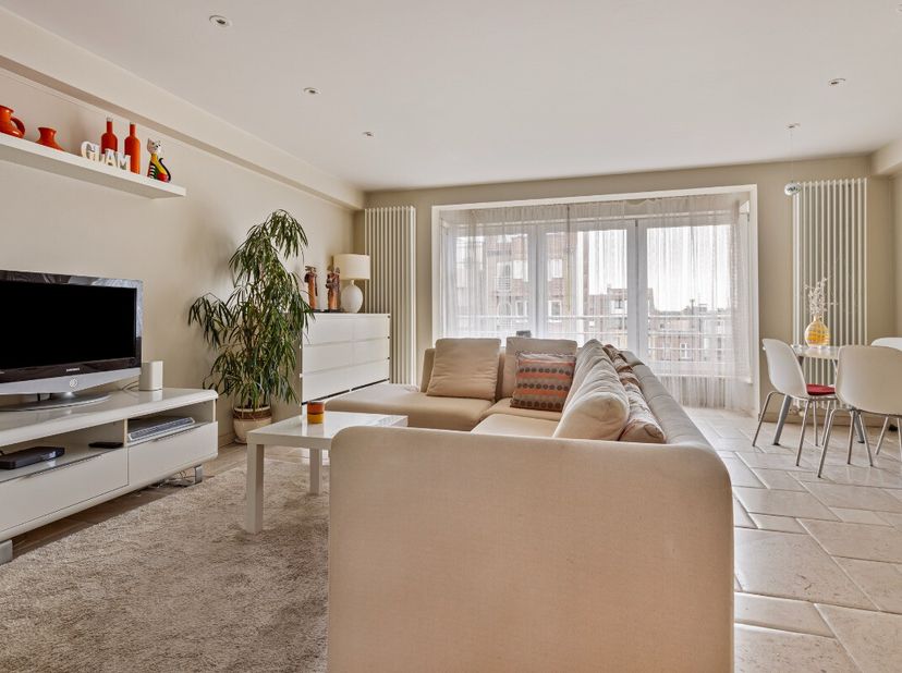 Knokke : Spacieux et lumineux appartement 2 chambres à vendre au cur de Knokke. Grand appartement, idéalement situé à proximité de l&#039;avenue Dumortier