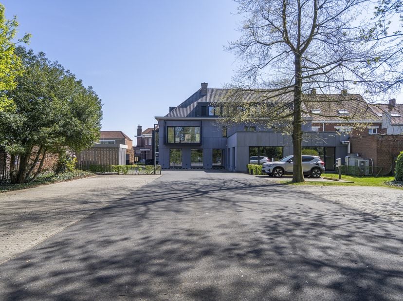 Situé au centre d&#039;Izegem, cet immeuble de bureaux moderne, lumineux et durable d&#039;une surface utile d&#039;environ 796 m² et d&#039;un parking privé pour 18 voit