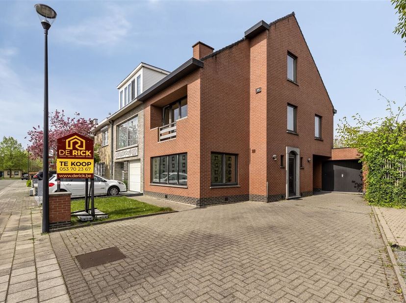 Cette maison parfaite est située à la périphérie de la ville dans un quartier vert et calme (cul-de-sac). Cette maison à trois façades dispose d&#039;un sé