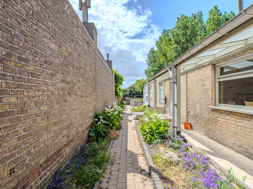 Maison mitoyenne de trois chambres à vendre à Westende (Lombardsijde), Schoolstraat 45. La maison comprend 3 chambres et un grand jardin. Elle est sit