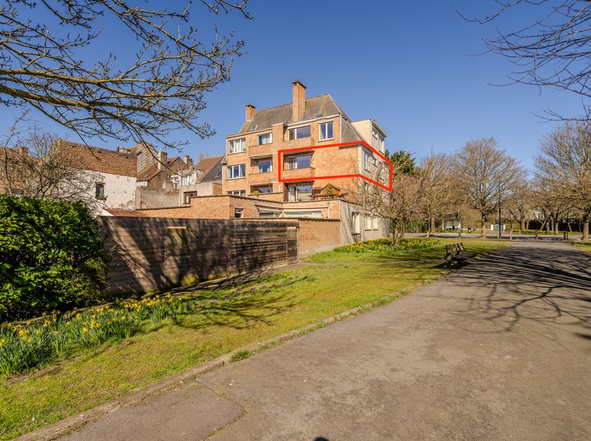 Appartement lumineux (80m²) à vendre situé au deuxième étage d&#039;une petite résidence le long de la rue Frère-Orbanstraat à Ostende. Grâce à cet emplace