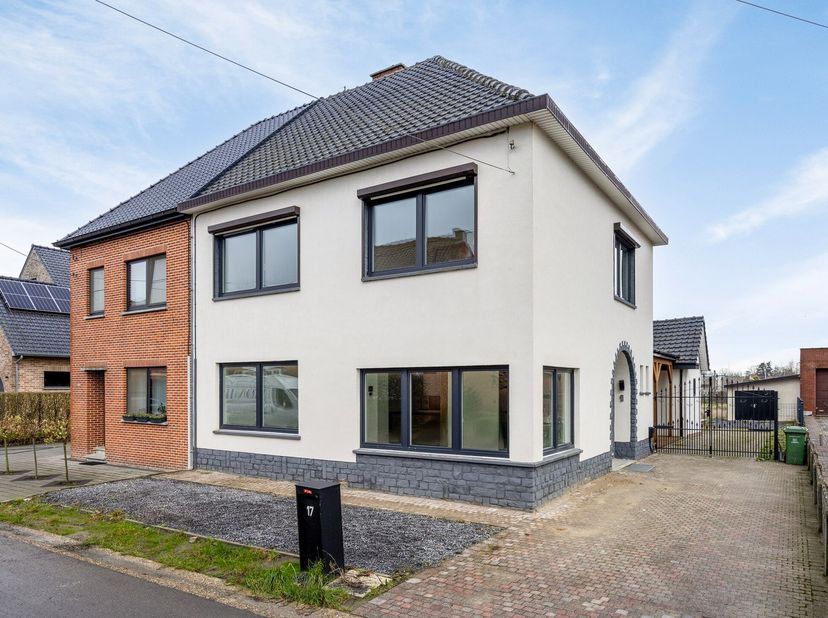 Deze gerenoveerde eengezinswoning, gelegen op een gewilde locatie op slechts 5 minuten van het centrum van Hasselt, onderging in 2023 een grondige ene