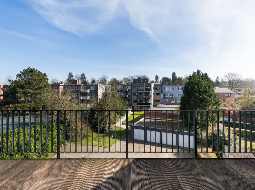 KRAAINEM, en bordure de Woluwe-Saint-Pierre, idéalement situé à deux pas de Stockel et de la Place Dumon, superbe APPARTEMENT DUPLEX PENTHOUSE (3Ch/2S