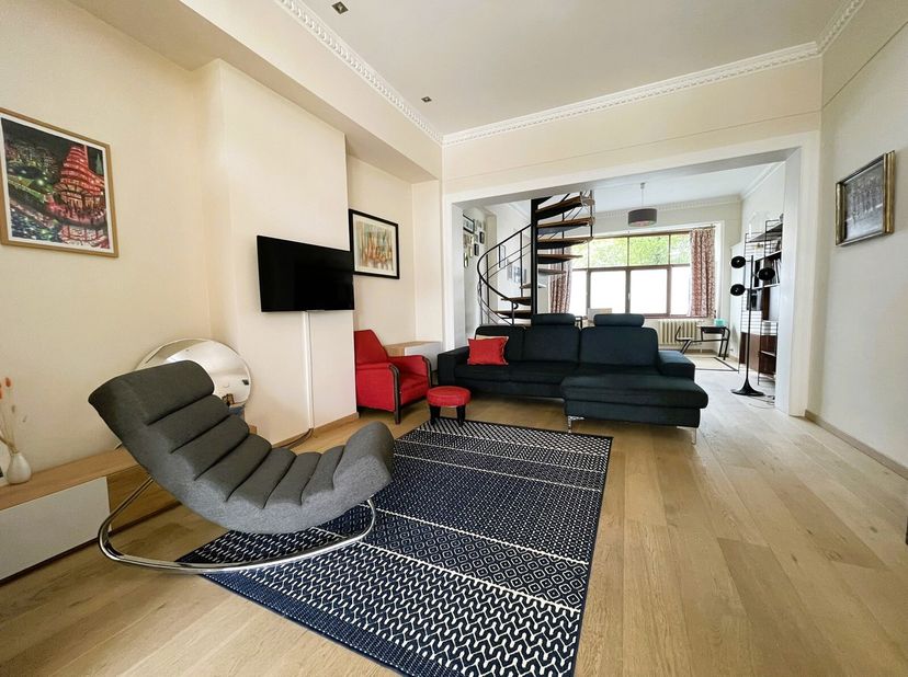Victoire Junot stelt u dit prachtig gerenoveerde triplex voor, op een steenworp van het Sint-Jobplein. Het gelijkvloers omvat een inkomhal, een ruime