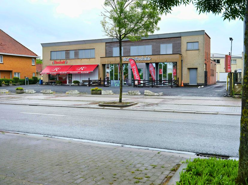 Dit handelspand te koop geniet een strategische ligging aan de Edingsesteenweg te Ninove, wat niet enkel een goede bereikbaarheid met zich meebrengt m