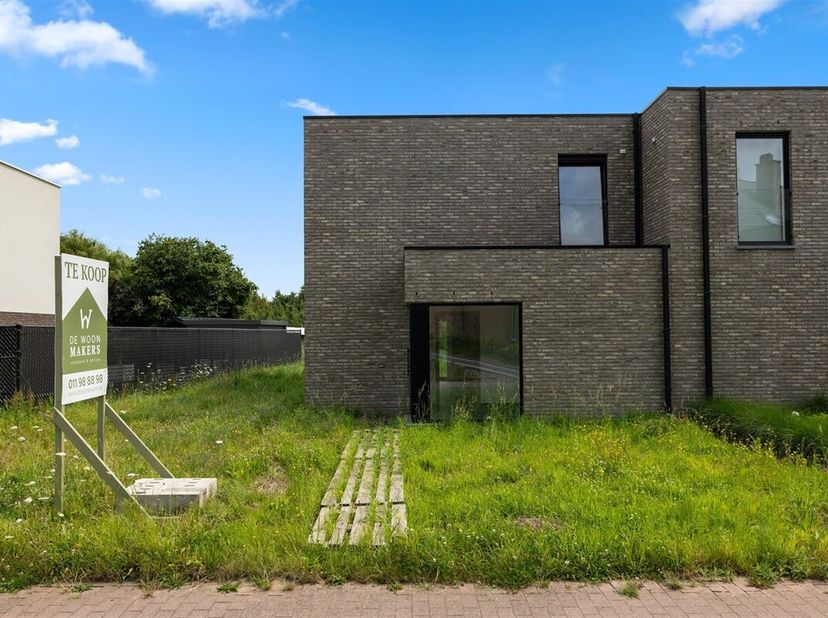Ligging &lt;br /&gt;
In Sint-Truiden vinden we langs de Kortenbosstraat deze knappe nieuwbouwwoning terug. Het centrum van Sint-Truiden bevindt zich op slec