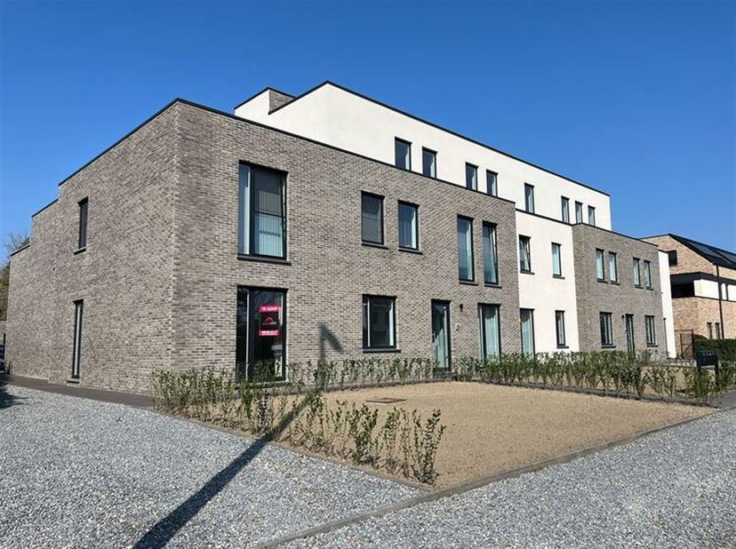 Instapklaar, energiezuinig nieuwbouwappartement met aangelegd terras, garage en 3 slaapkamers, gelegen aan een doorgaande weg&lt;br /&gt;
Troeven:&lt;br /&gt;
·Ve