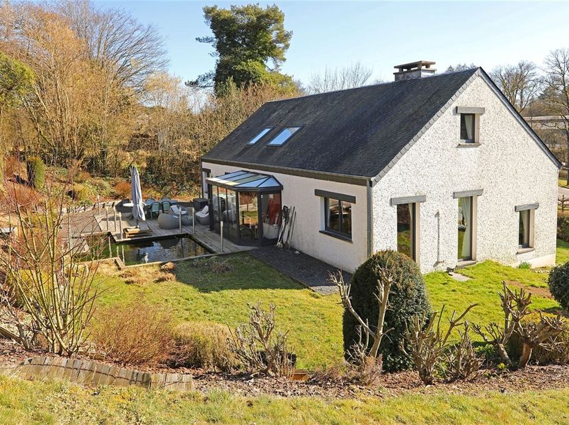 Très agréable maison 4 façades sur un terrain de 1386 m², au lieu-dit &#039;&#039;Les Quatre Moineaux&#039;&#039;, village de Curfoz, commune de Bouillon-sur-Semois.&lt;br /