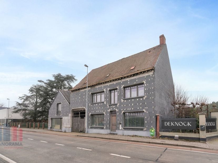 Dit veelzijdige pand, gunstig gelegen langs de drukke en commerciële Ruddervoordsestraat in Zedelgem, combineert wonen en werken op een unieke manier.
