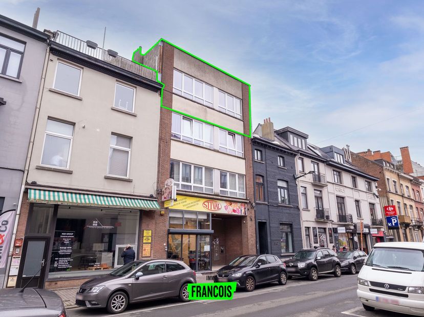 Regio Bascule te Ukkel: een prachtig 2-slaapkamerappartement op de derde verdieping van een gebouw uit 1959, deels gerenoveerd in 2014. Het appartemen