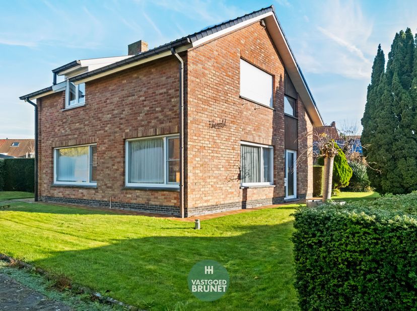 Deze charmante vrijstaande woning in Veurne biedt een ideale combinatie van rust en bereikbaarheid. Gelegen nabij het sportpark en op wandelafstand va