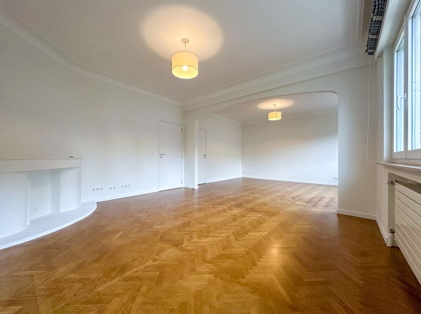 ETTERBEEK, à proximité du métro Pétillon et des institutions, spacieux et lumineux APPARTEMENT (2ch/1sdb) de ±100 m². Situé au 1er étage, il se compos