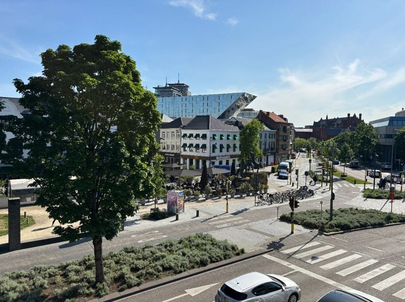 Zeer ruim appartement met 3 slaapkamers en garagebox in hartje Hasselt.Voor meer info ga naar https://www.era.be/nl/te-huur/hasselt/appartement/zeer-r