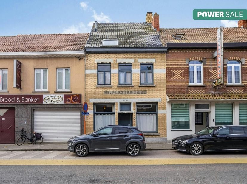 Welkom in deze instapklare stadswoning in het hart van Roeselare, waar ruimte en comfort centraal staan! Met 4 slaapkamers, een lichtrijke leefruimte