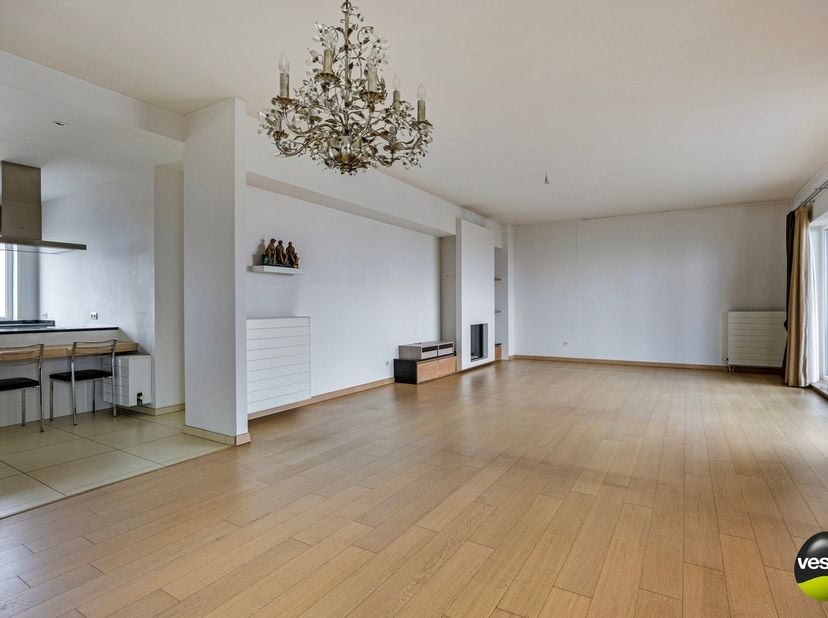 Dit riant appartement met spectaculair panoramisch uitzicht is gelegen op de 7de verdieping van Res. Gaerveld 1, Kramerlaan 15. Met een bewoonbare opp