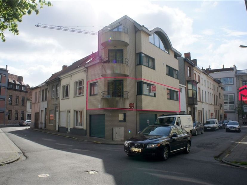 Appartement eerste verdieping (1 slpk.)&lt;br /&gt;
Het appartement is gelegen tussen het Plein &amp; de Groeningelaan.&lt;br /&gt;
Er is dus heel wat groen in de omg