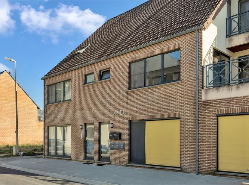 Interessante opbrengsteigendom, bestaande uit 4 verhuurde appartementen en een bouwgrond, gelegen in het hartje van Hulst (Tessenderlo).Deze blok (bou