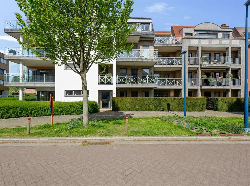 Prachtig gelijkvloers appartement (98m²) met 2 slaapkamers,2 terrassen en inpandige garagebox (verplicht bij aan te kopen t.w.v. €20.000) op toplocati