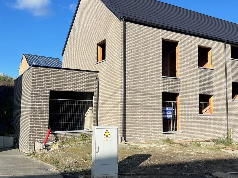 Maison neuve (3 façades) vendu en gros uvre couvert.&lt;br /&gt;
Dans un tout nouveau lotissement, situé sur la commune de Courcelles-Roux, endroit à la foi