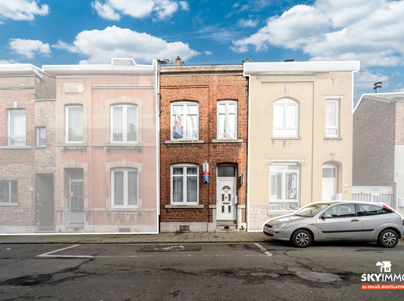 L&#039;agence SKYIMMO vous propose cette sublime maison 3 chambres  située dans le quartier de Chênée. Celle-ci est composée comme suit :&lt;br /&gt;
AU RDC : En