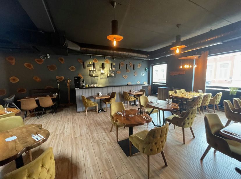 Superbe restaurant entièrement remis à neuf proposant une cuisine de viandes dexception.Il dispose de deux salles offrant au total un centaine de couv