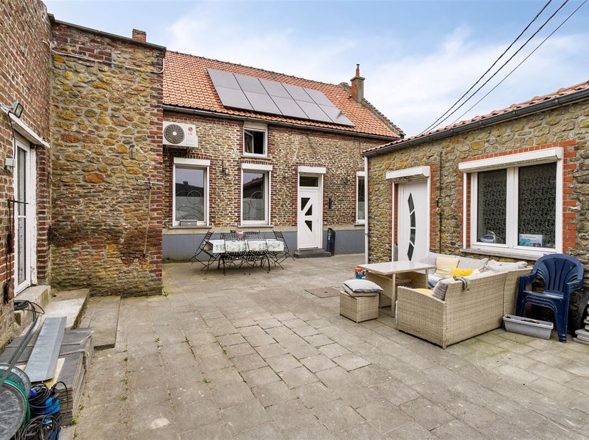 Jolie maison 4 chambres avec jardin, garage et studios.&lt;br /&gt;
Cette bonne maison d&#039;habitation vous offrira à la fois de beaux volumes, un bel extérieu