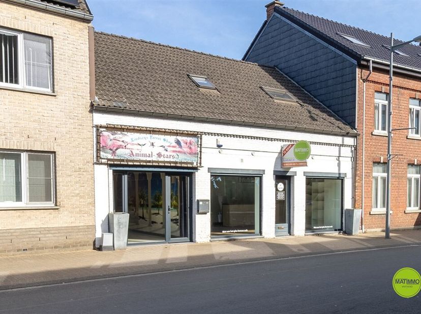 Handelshuis met woonruimte in hartje Beverlo&lt;br /&gt;
In het levendige centrum van Beverlo bevindt zich dit karaktervolle handelshuis met een bijzonder v