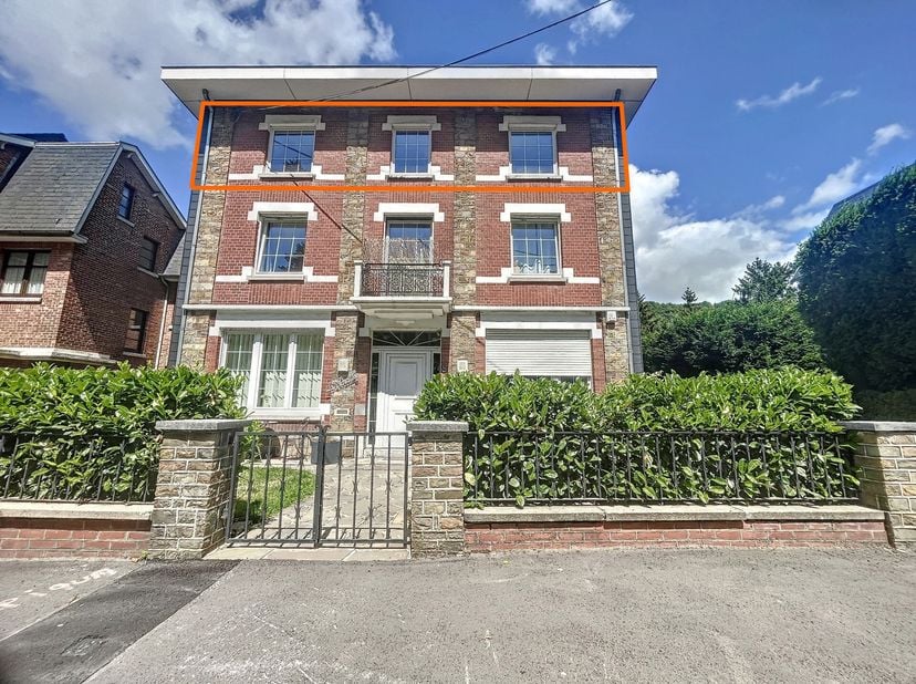 Découvrez virtuellement ce bien : https://urlz.fr/r5ab - En plein centre d&#039;Aywaille, ce duplex est situé au 2ème étage (sans ascenseur) dans un immeub